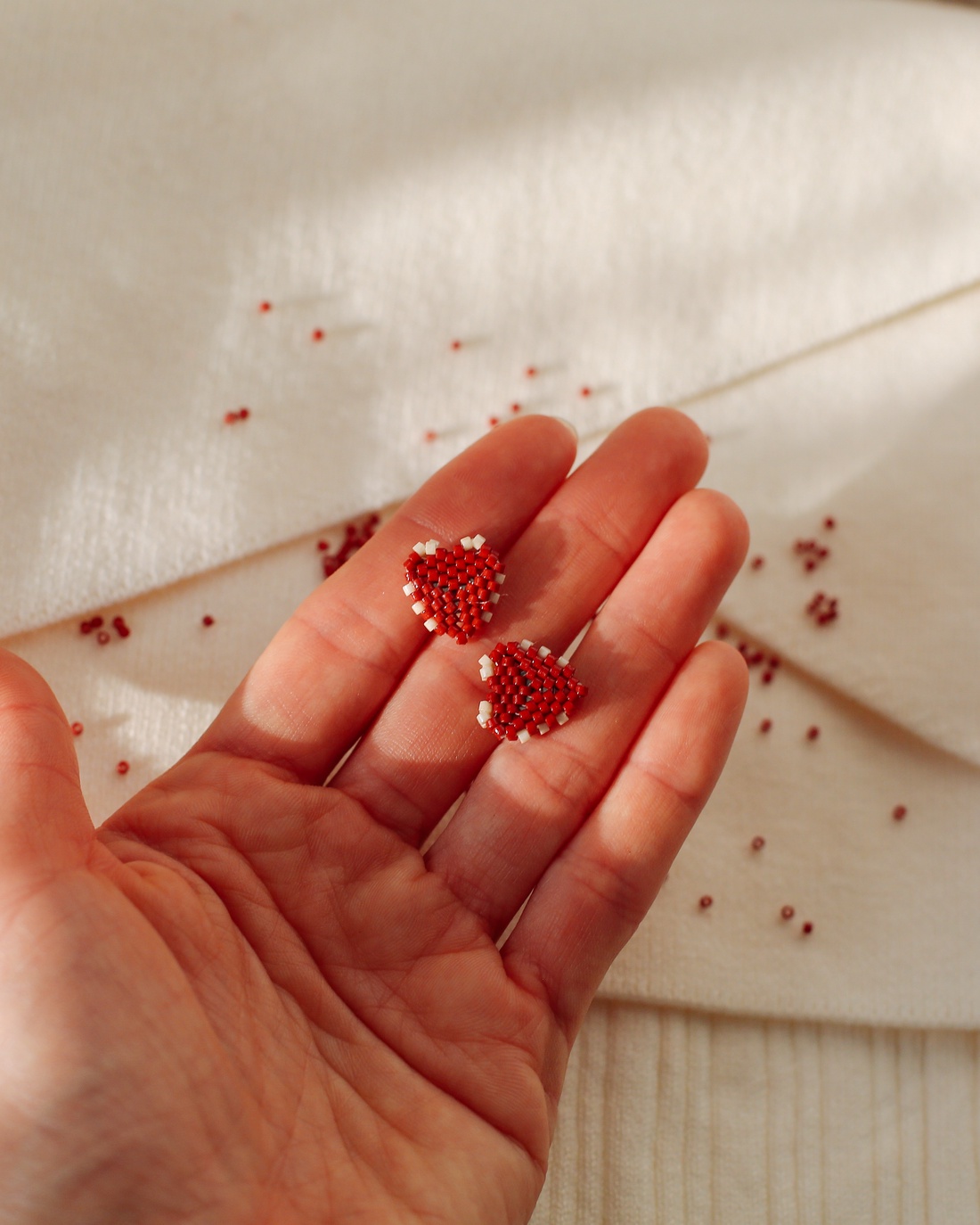 Cercei inimioara alb si rosu - bijuterii - cercei - cercei din mărgele - Artynos.ro