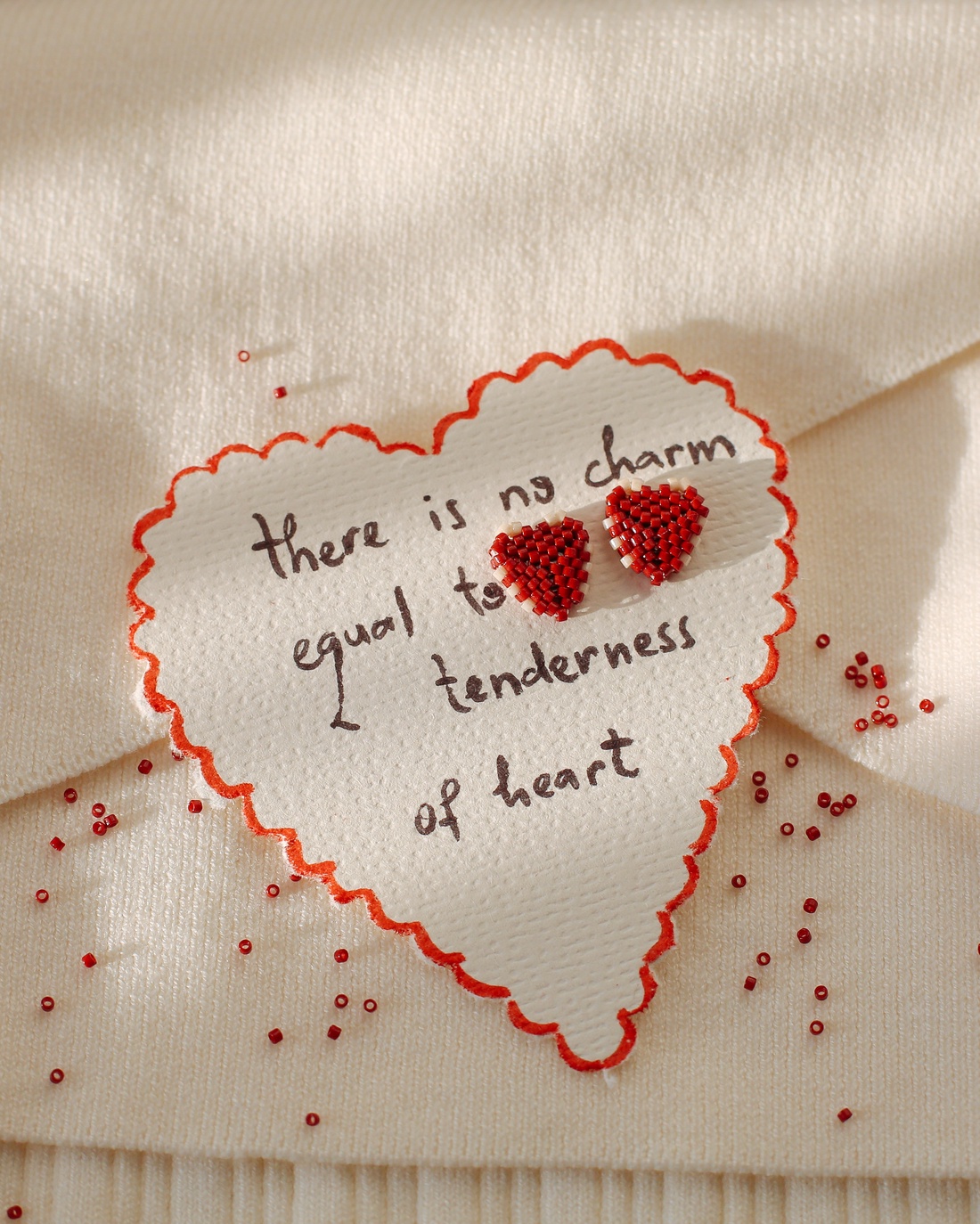 Cercei inimioara alb si rosu - bijuterii - cercei - cercei din mărgele - Artynos.ro