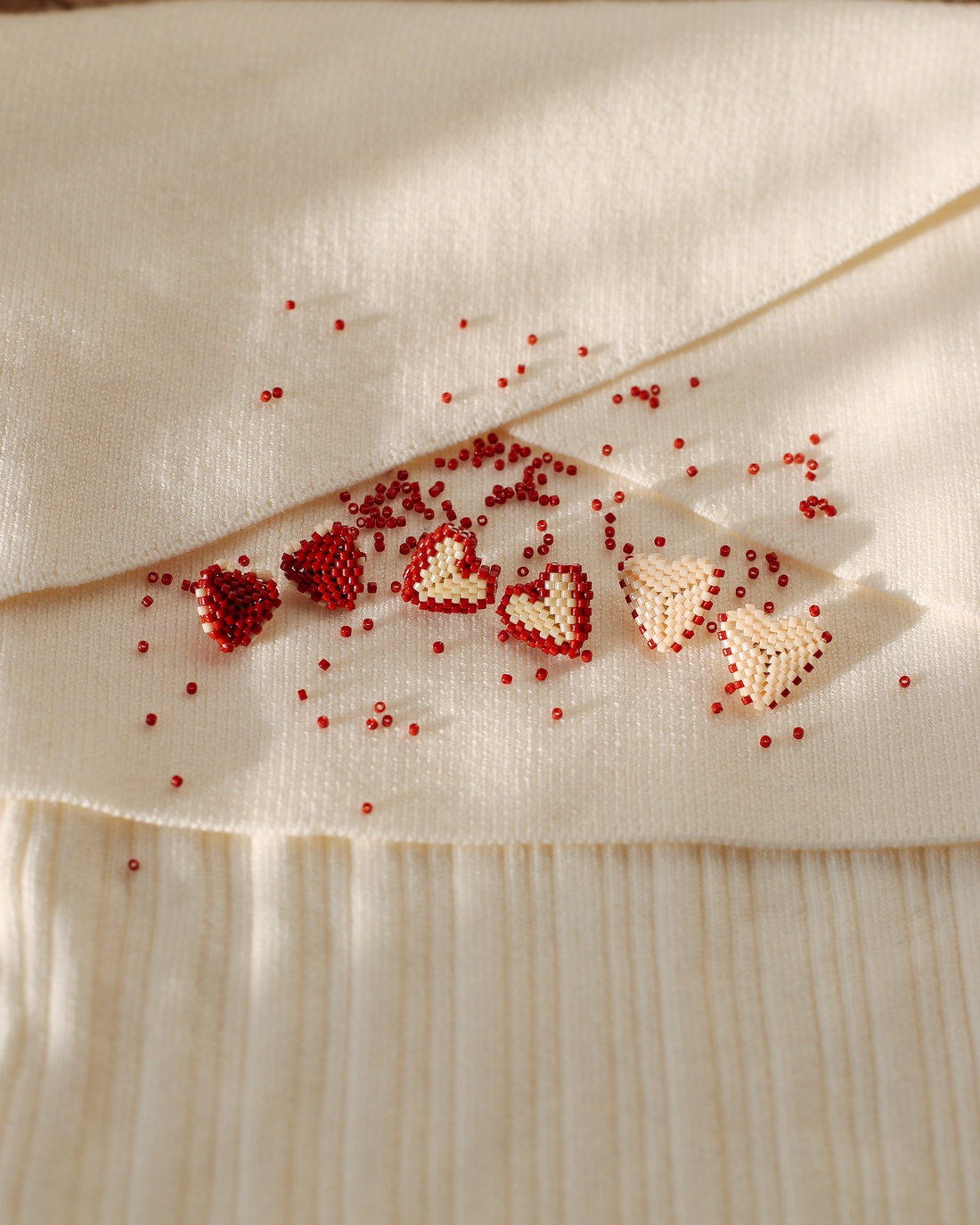 Cercei inimioara alb si rosu - bijuterii - cercei - cercei din mărgele - Artynos.ro