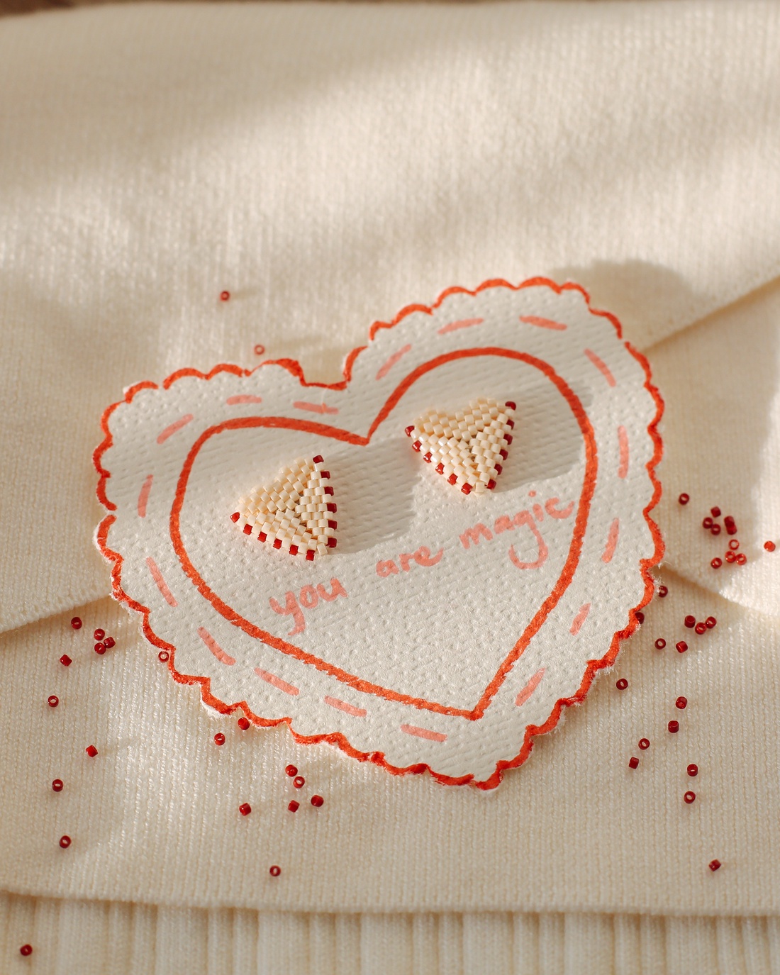 Cercei inimioara alb si rosu - bijuterii - cercei - cercei din mărgele - Artynos.ro