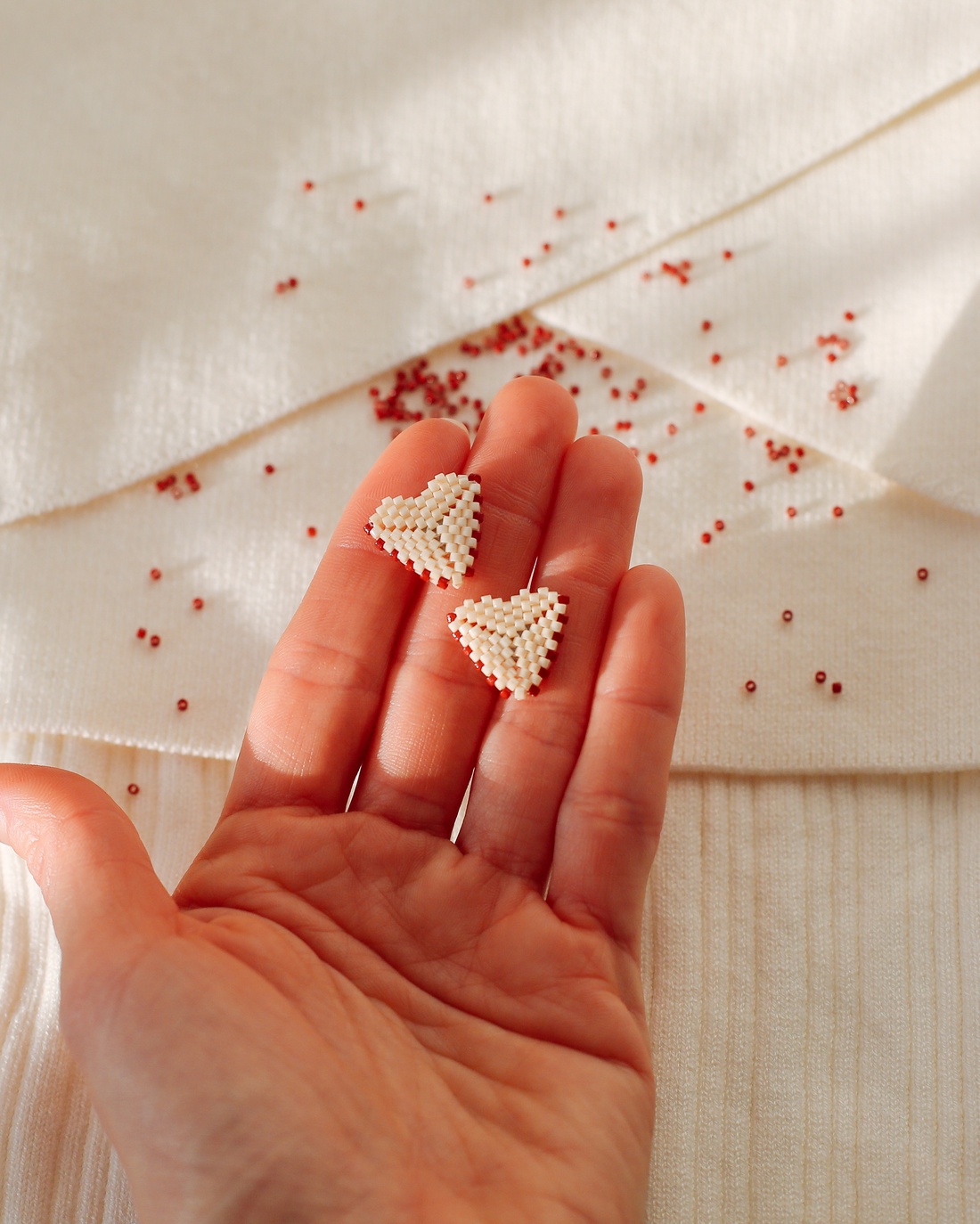 Cercei inimioara alb si rosu - bijuterii - cercei - cercei din mărgele - Artynos.ro