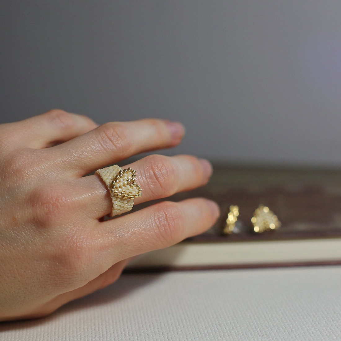 Set cercei si inel inimioara - bijuterii - cercei - cercei din mărgele - Artynos.ro