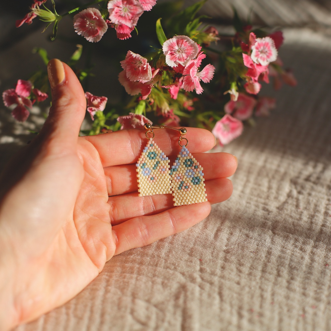 Cercei cu flori in culori delicate - bijuterii - cercei - cercei din mărgele - Artynos.ro