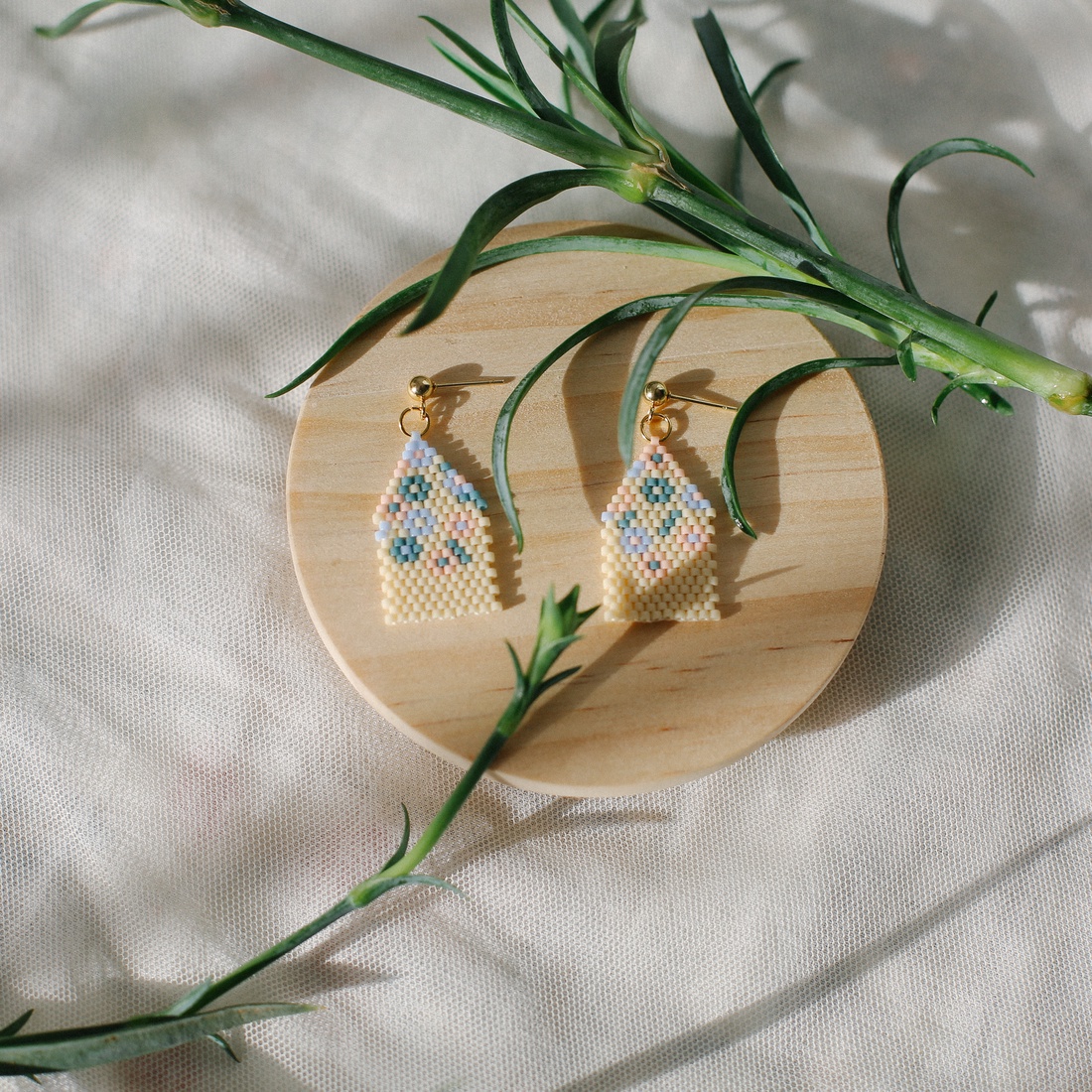 Cercei cu flori in culori delicate - bijuterii - cercei - cercei din mărgele - Artynos.ro