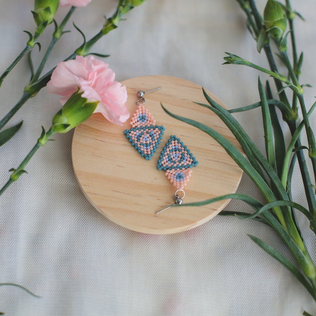 Cercei in culori pastelate - bijuterii - cercei - cercei din mărgele - Artynos.ro