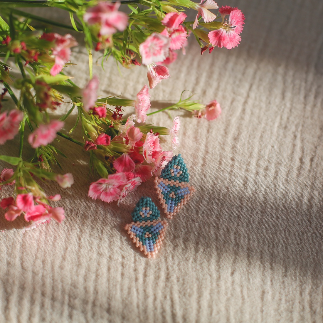 Cercei in culori pastelate - bijuterii - cercei - cercei din mărgele - Artynos.ro