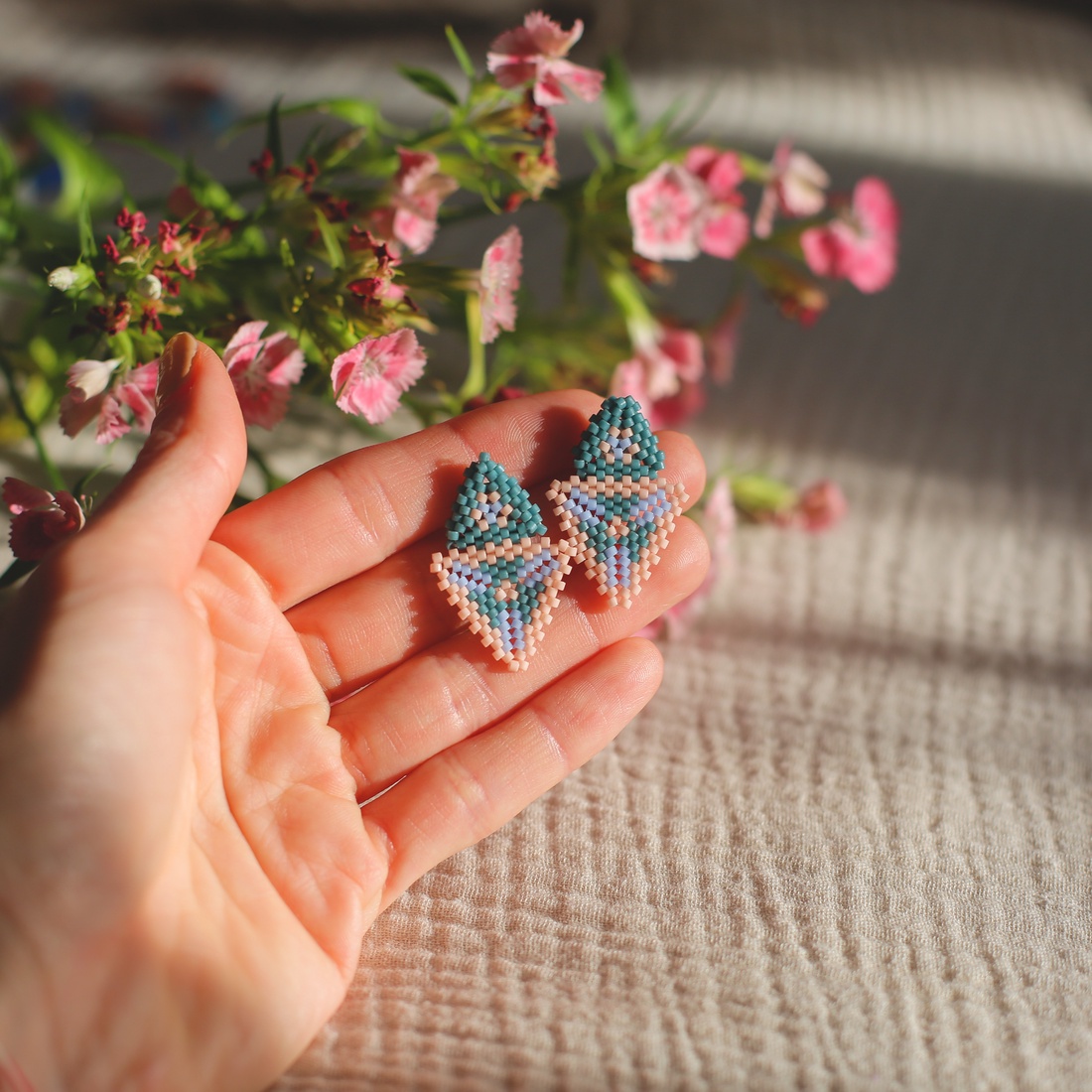 Cercei in culori pastelate - bijuterii - cercei - cercei din mărgele - Artynos.ro