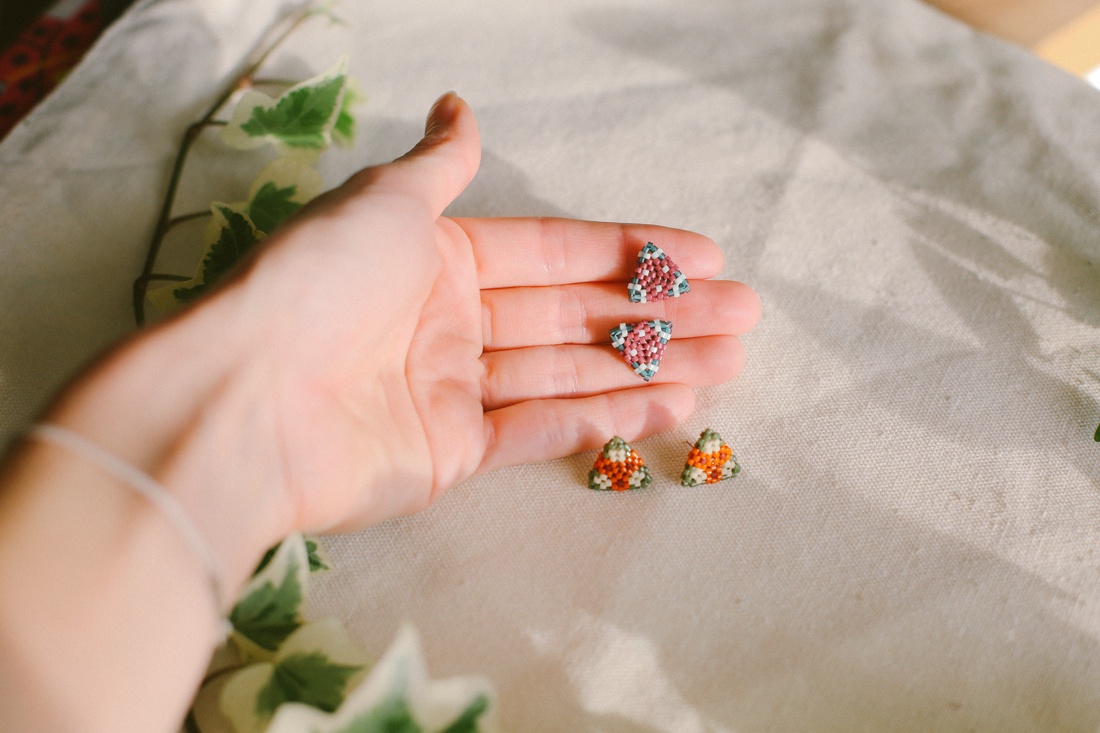 Cercei tinta / stud colorati - bijuterii - cercei - cercei din mărgele - Artynos.ro