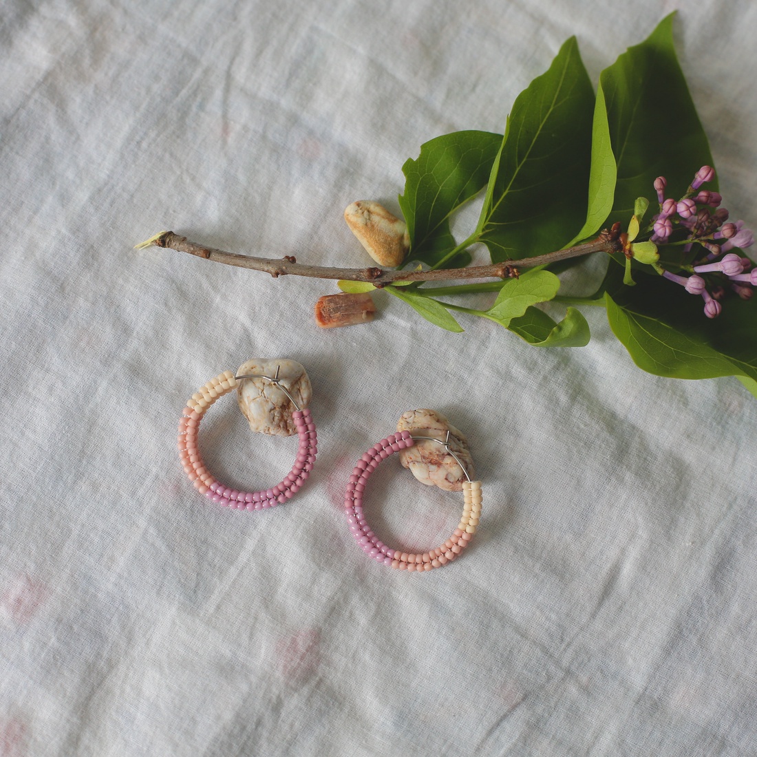 Cercei roz de tip hoops - bijuterii - cercei - cercei din mărgele - Artynos.ro