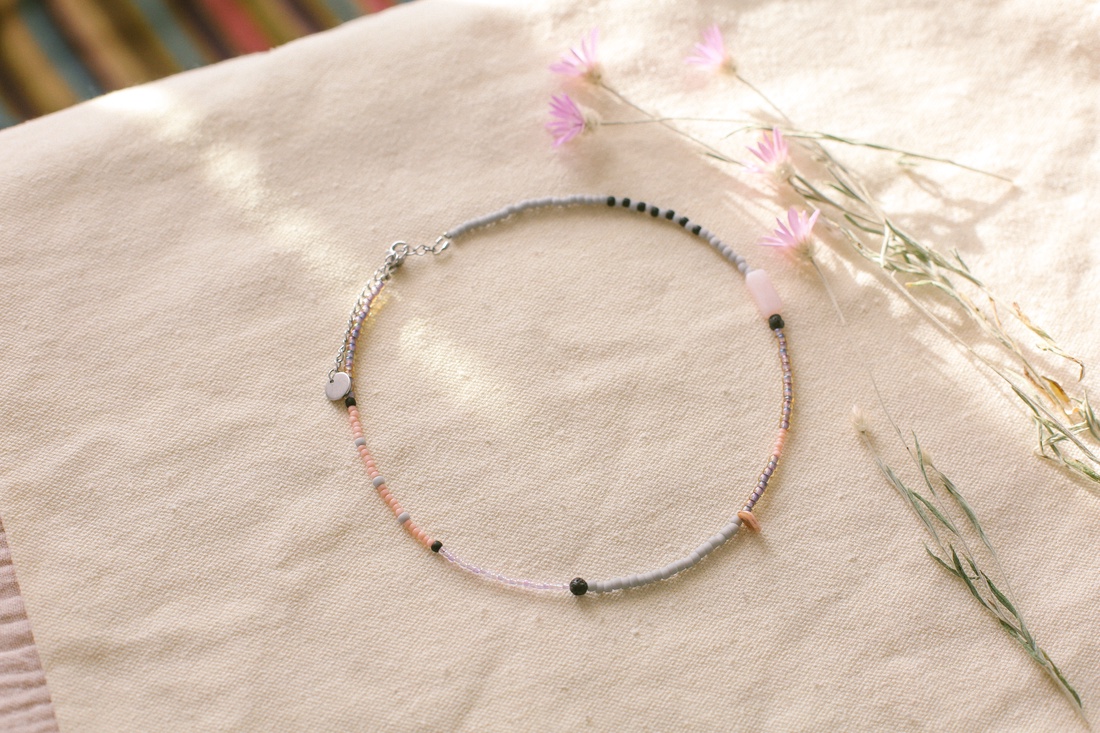 Colier din margele colorate la baza gatului - bijuterii - coliere - coliere din mărgele - Artynos.ro