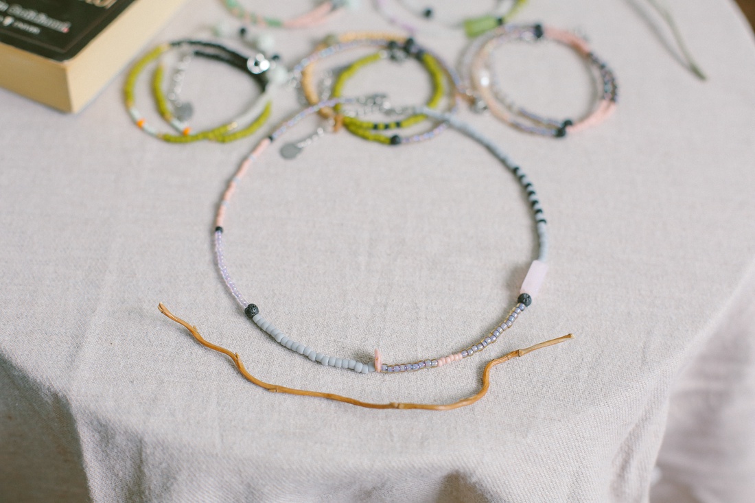 Colier din margele colorate la baza gatului - bijuterii - coliere - coliere din mărgele - Artynos.ro