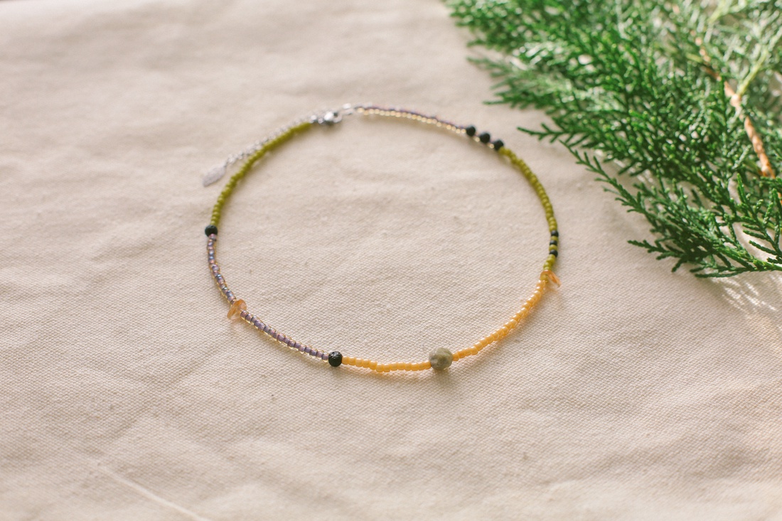 Colier din margele colorate la baza gatului - bijuterii - coliere - coliere din mărgele - Artynos.ro