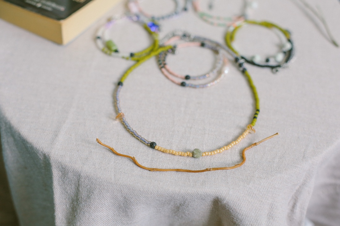 Colier din margele colorate la baza gatului - bijuterii - coliere - coliere din mărgele - Artynos.ro