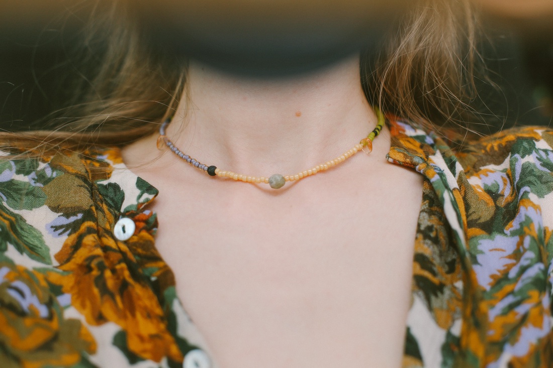 Colier din margele colorate la baza gatului - bijuterii - coliere - coliere din mărgele - Artynos.ro