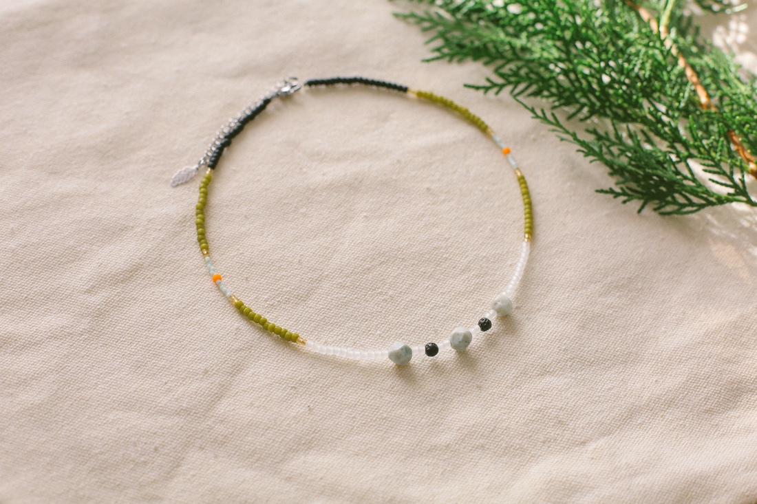 Colier din margele colorate la baza gatului - bijuterii - coliere - coliere din mărgele - Artynos.ro