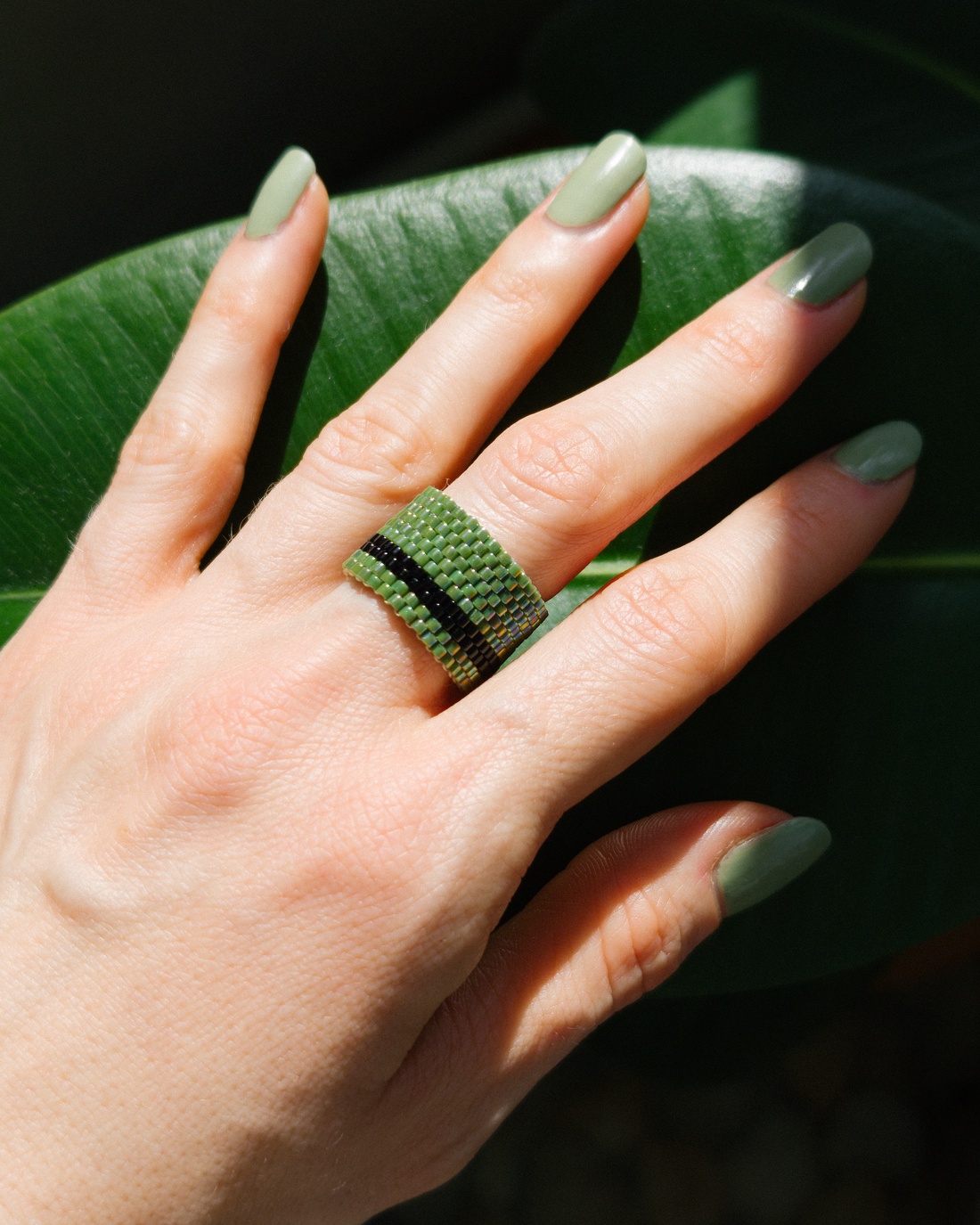 Inel din margele colorate verzi  - bijuterii - inele - inele cu pietre semiprețioase - Artynos.ro