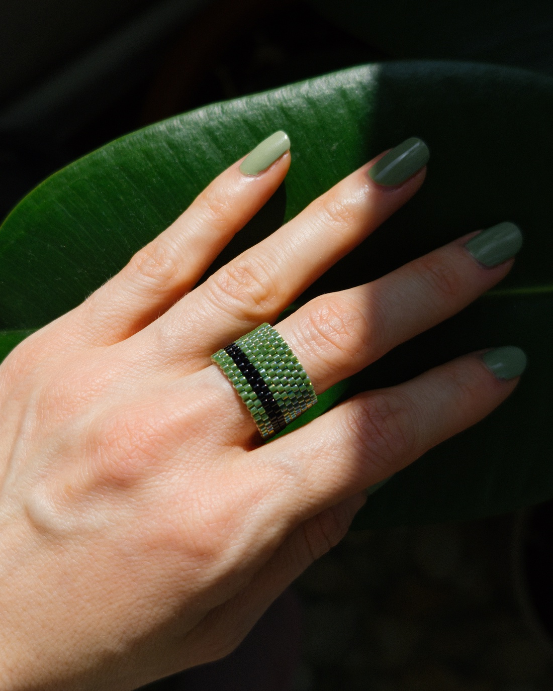 Inel din margele colorate verzi  - bijuterii - inele - inele cu pietre semiprețioase - Artynos.ro