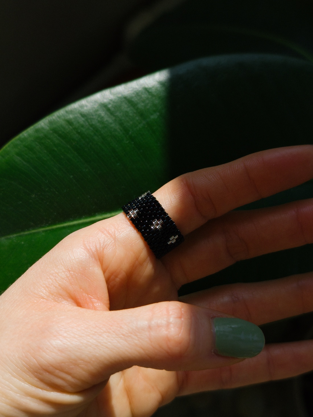 Inel din margele negre cu model semiluna  - bijuterii - inele - inele cu pietre semiprețioase - Artynos.ro