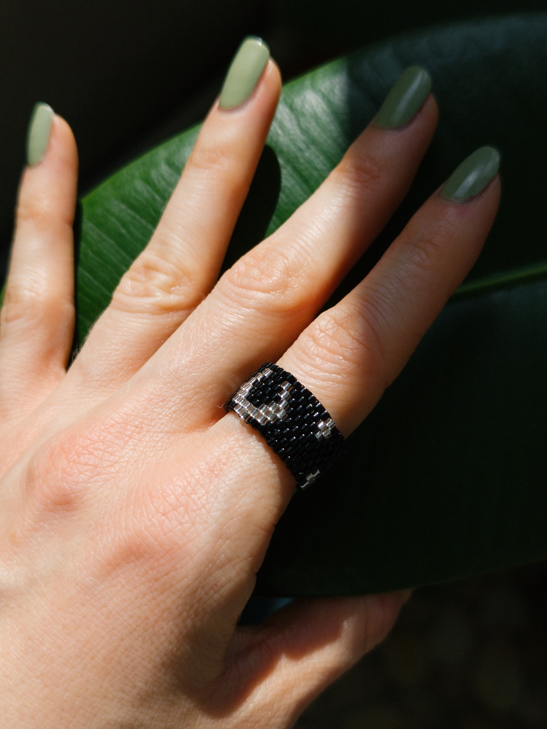 Inel din margele negre cu model semiluna  - bijuterii - inele - inele cu pietre semiprețioase - Artynos.ro