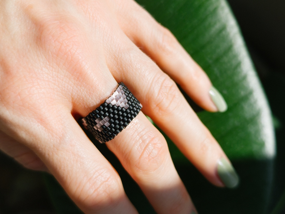 Inel din margele negre cu modele abstracte - bijuterii - inele - inele cu pietre semiprețioase - Artynos.ro