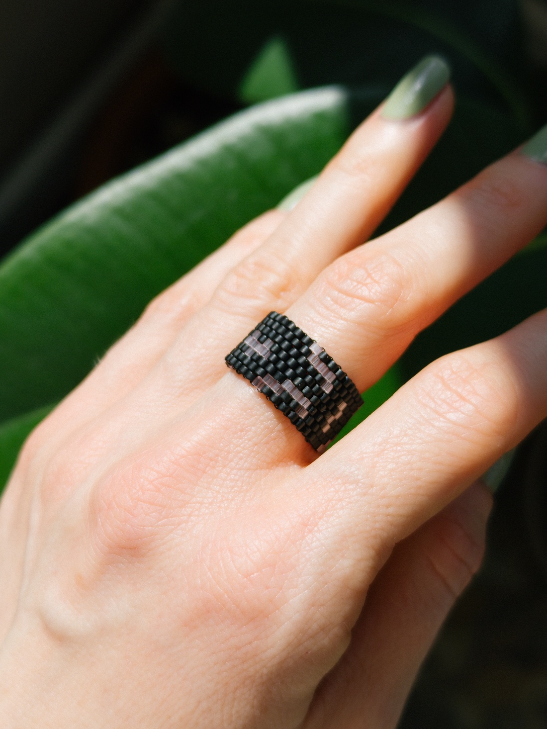 Inel din margele negre cu modele abstracte - bijuterii - inele - inele cu pietre semiprețioase - Artynos.ro