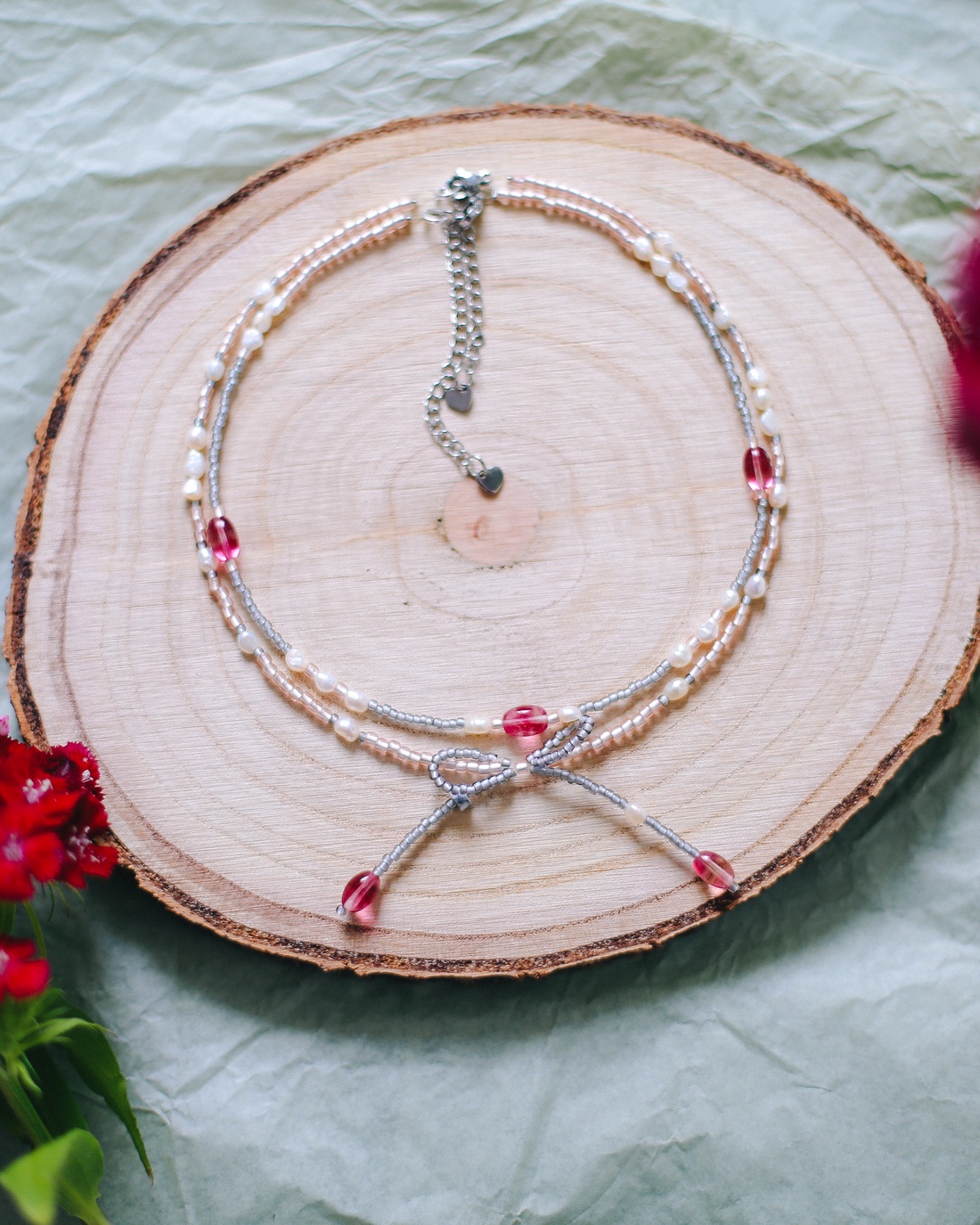 Colier din margele de sticla si perle la baza gatului - bijuterii - coliere - coliere din mărgele - Artynos.ro