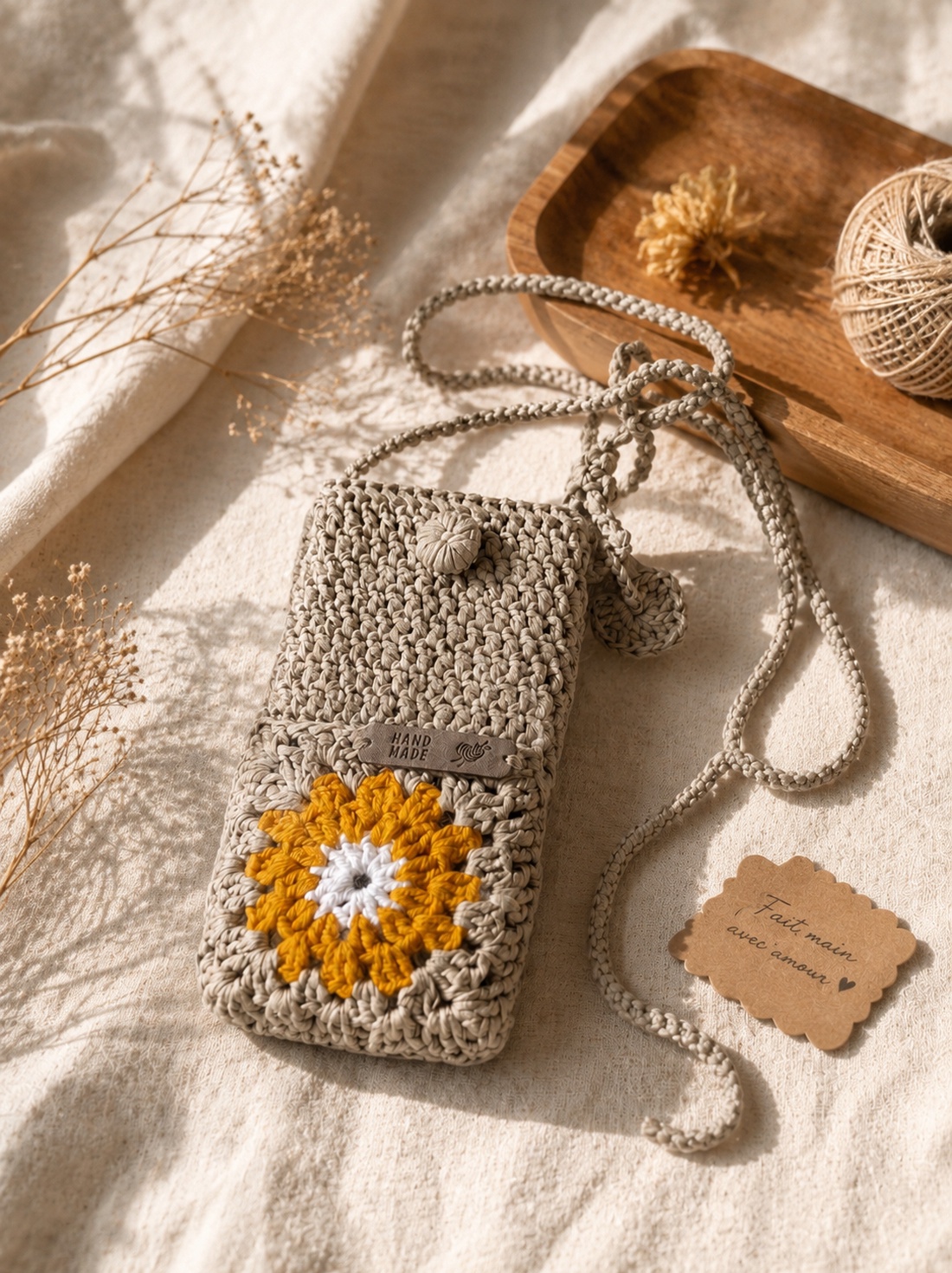 Geantă croșetată manual pentru telefon, cu floare decorativă, buzunar pentru accesorii, curea 120 cm, bumbac și acrilic, - genți și portofele - genți de mână și umăr - geantă crossbody - Artynos.ro