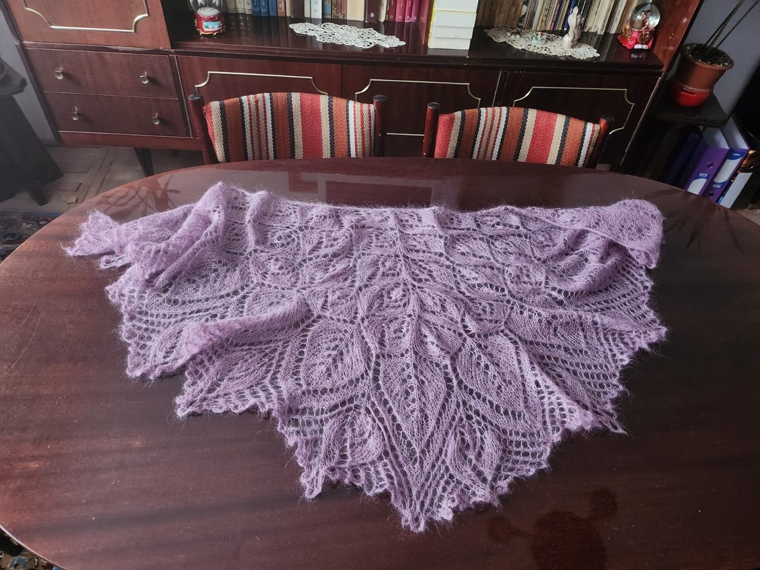 Sal tricotatpetale de trandafir - îmbrăcăminte și modă - haine damă - poncho - Artynos.ro