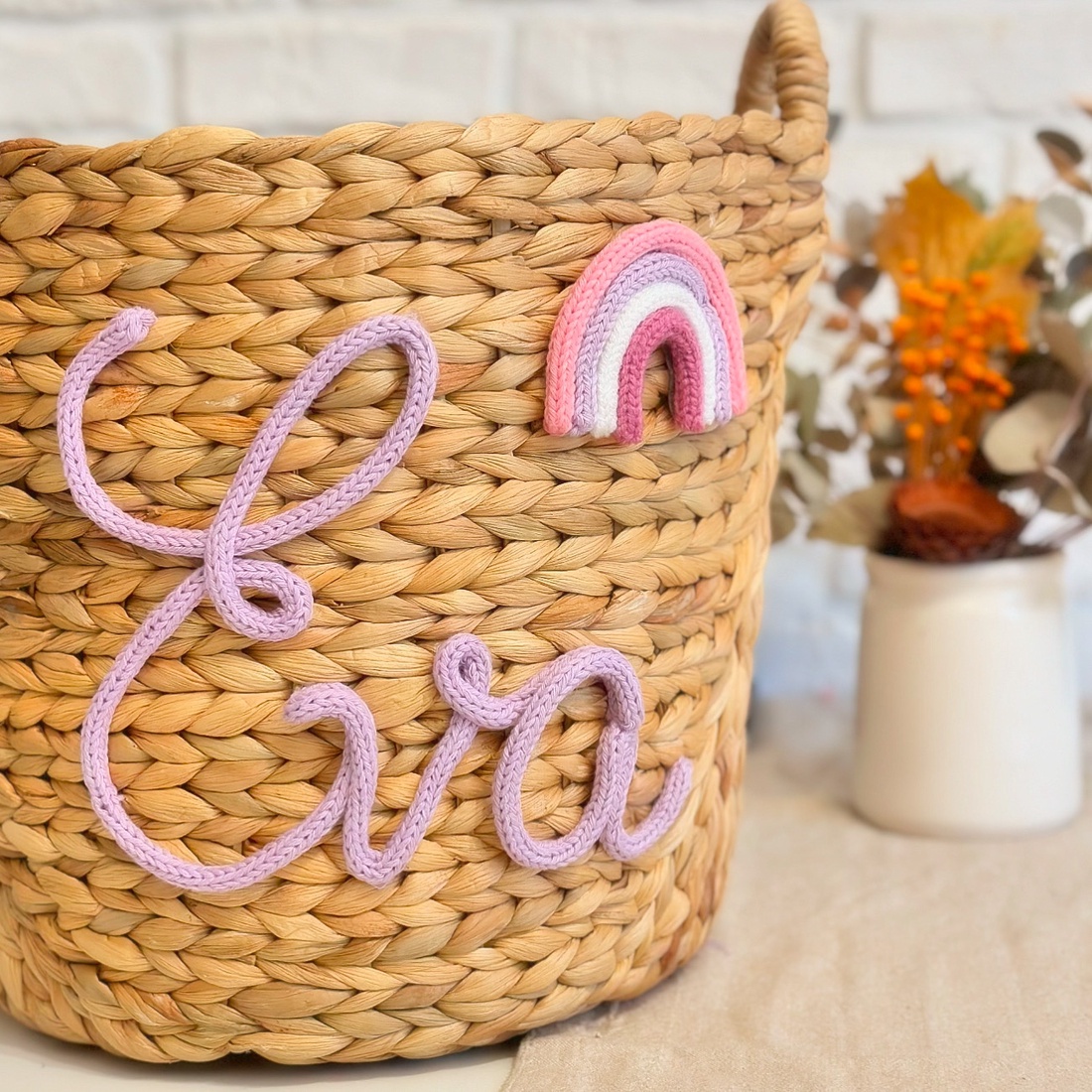 Coș nuiele personalizat cu nume din șnur tricotat - casă & stil de viață - echipament pentru camera copiilor - cutii depozitare jucării - Artynos.ro Coș nuiele personalizat cu nume din șnur tricotat - casă & stil de viață - echipament pentru camera copiilor - cutii depozitare jucării - Artynos.ro