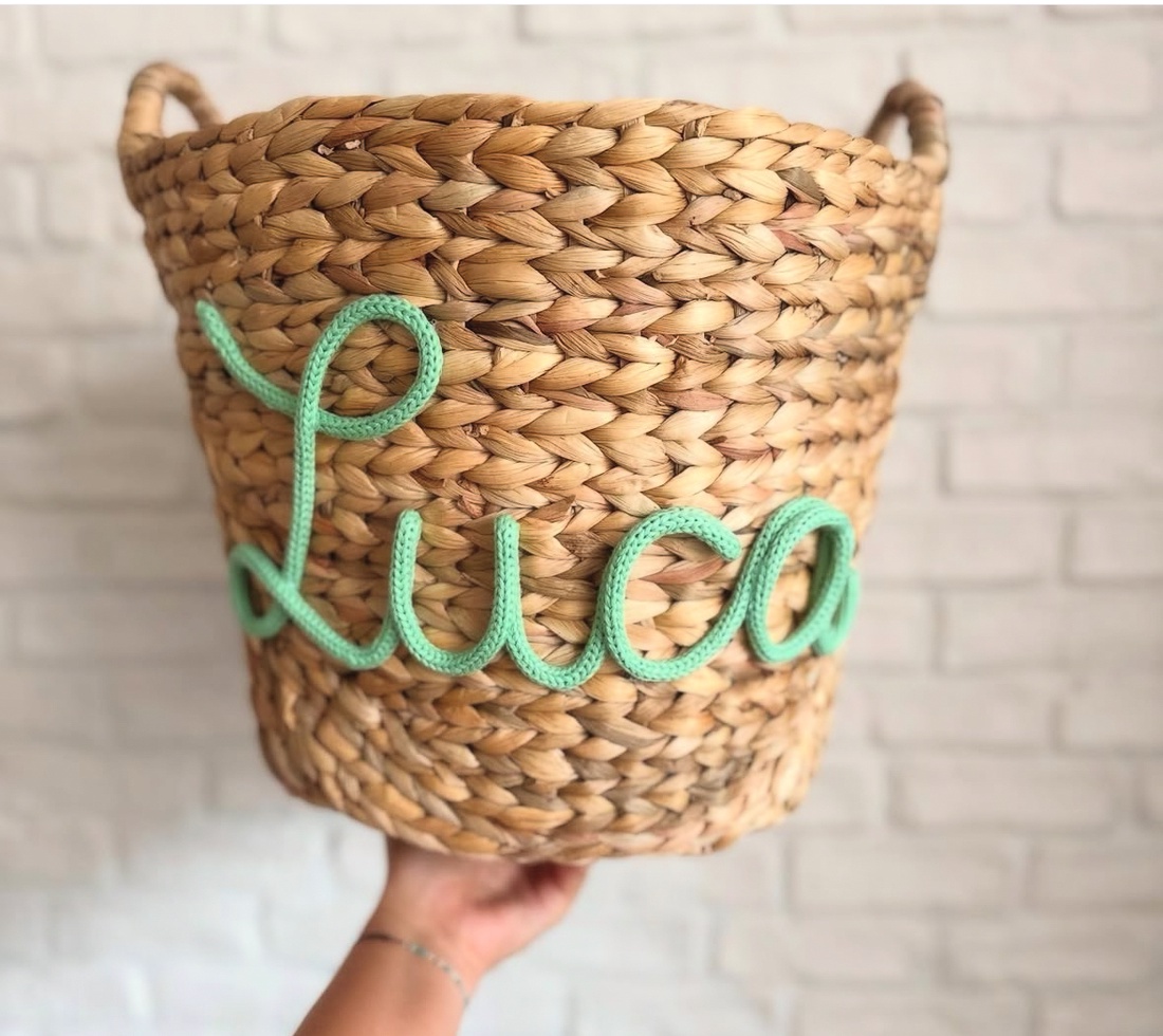 Coș nuiele personalizat cu nume din șnur tricotat - casă & stil de viață - echipament pentru camera copiilor - cutii depozitare jucării - Artynos.ro Coș nuiele personalizat cu nume din șnur tricotat - casă & stil de viață - echipament pentru camera copiilor - cutii depozitare jucării - Artynos.ro