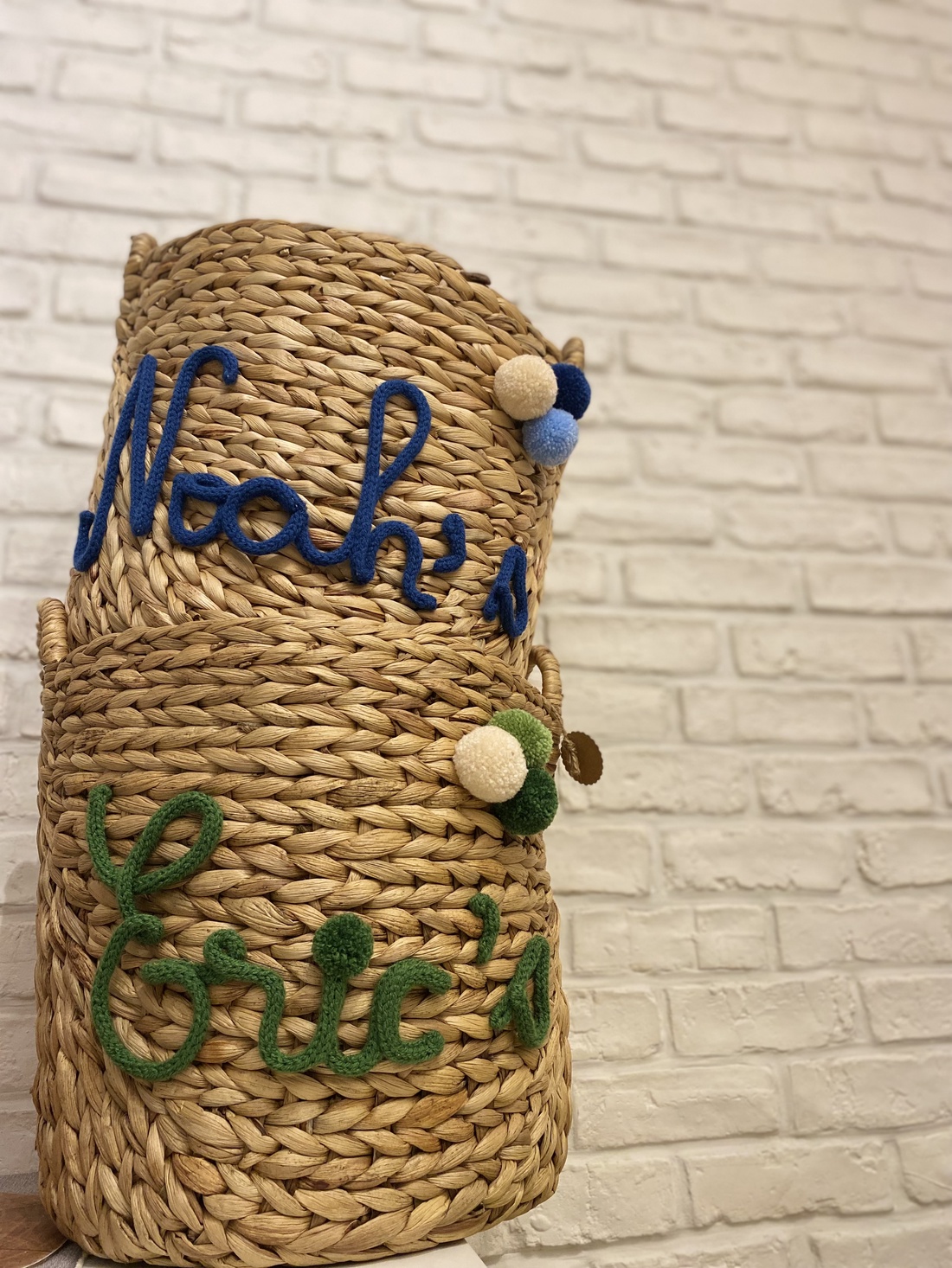 Coș nuiele personalizat cu șnur tricotat - casă & stil de viață - echipament pentru camera copiilor - cutii depozitare jucării - Artynos.ro Coș nuiele personalizat cu șnur tricotat - casă & stil de viață - echipament pentru camera copiilor - cutii depozitare jucării - Artynos.ro