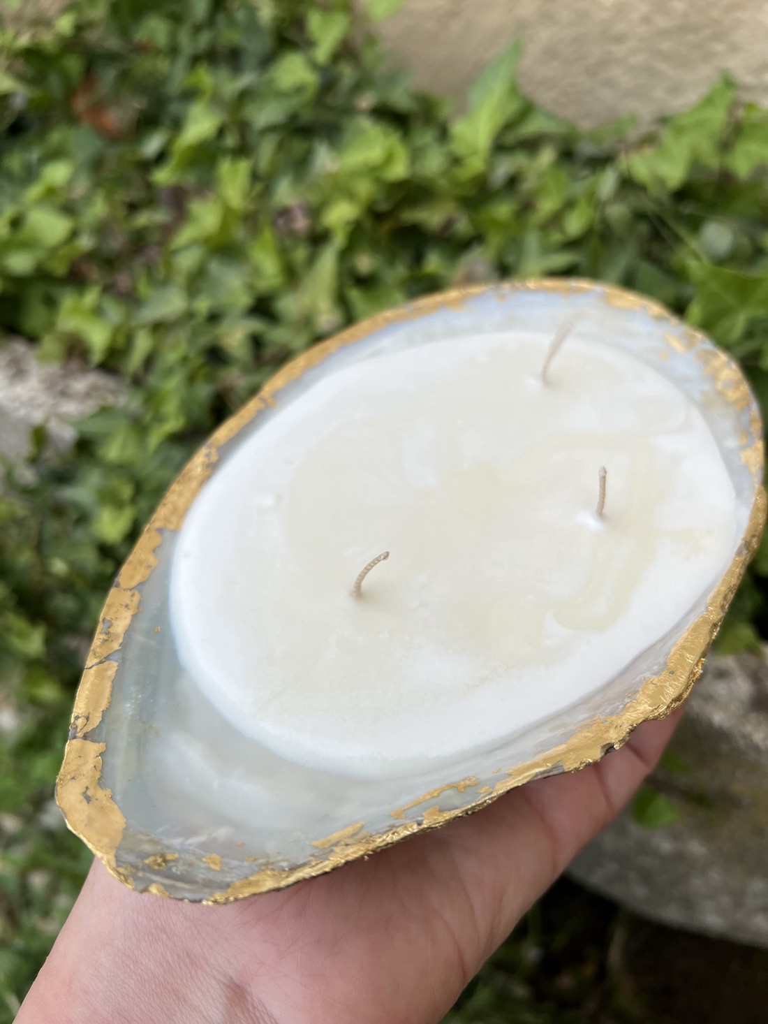 Lumânare unică cu scoici de lac - Lumânare artizanală din materiale naturale -  - Artynos.ro