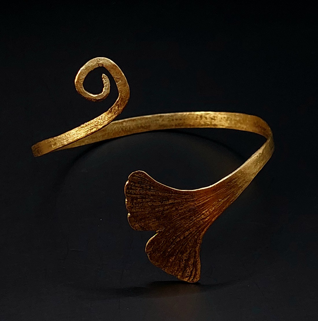 Brățară Ginkgo biloba din alamă lucioasă -  - Artynos.ro Brățară Ginkgo biloba din alamă lucioasă -  - Artynos.ro