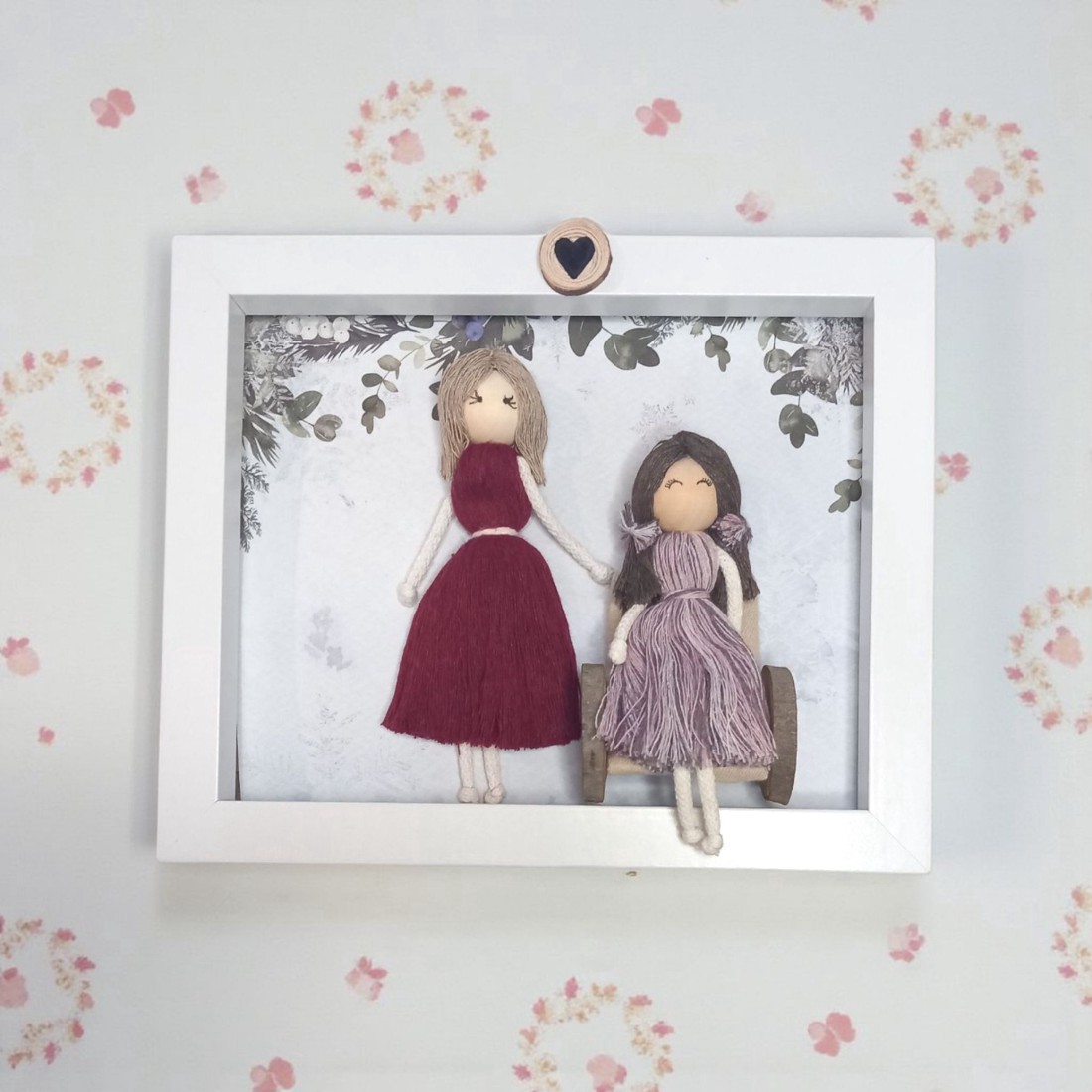 Decorațiune personalizată pentru familie într-o ramă albă - Tablou 3D realizat în tehnica macramé cu o fetiță în scaun cu rotile și mama ei -  - Artynos.ro