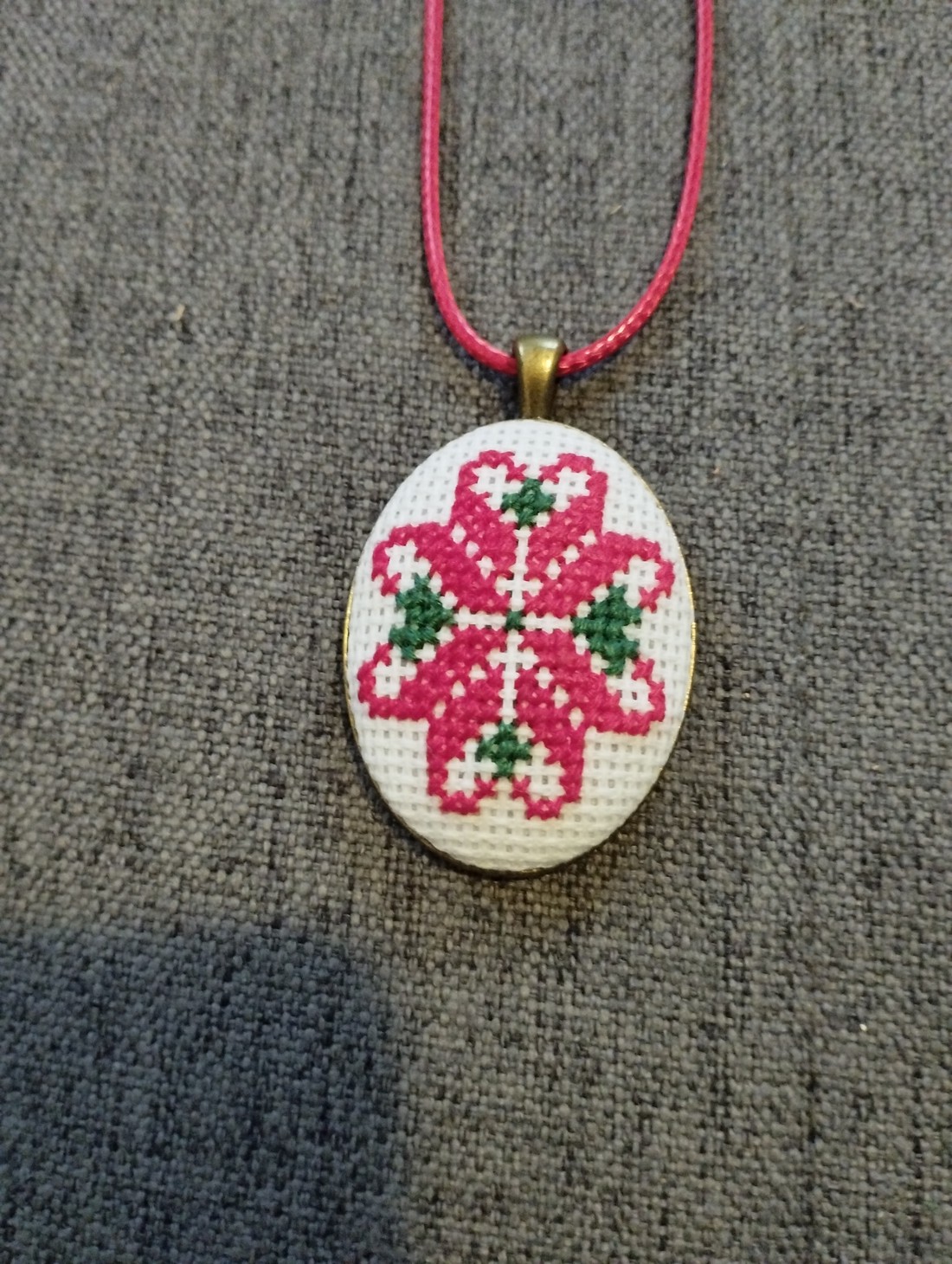 colier brodat cruce cu motiv popular - - Artynos.ro colier brodat cruce cu motiv popular - - Artynos.ro
