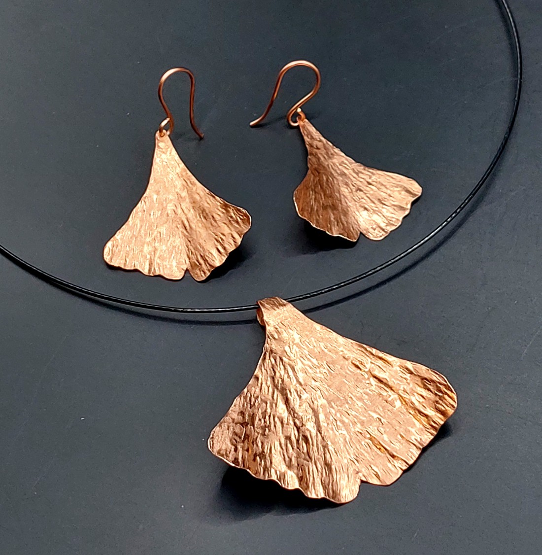 Ginkgo biloba în cuie în cupru - bijuterii - seturi de bijuterii - Artynos.ro  Ginkgo biloba în cuie în cupru - bijuterii - seturi de bijuterii - Artynos.ro