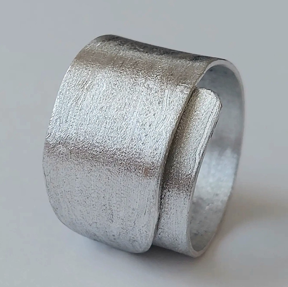 Inel minim din aluminiu cu textură și strălucire speciale -  - Artynos.ro Inel minim din aluminiu cu textură și strălucire speciale -  - Artynos.ro