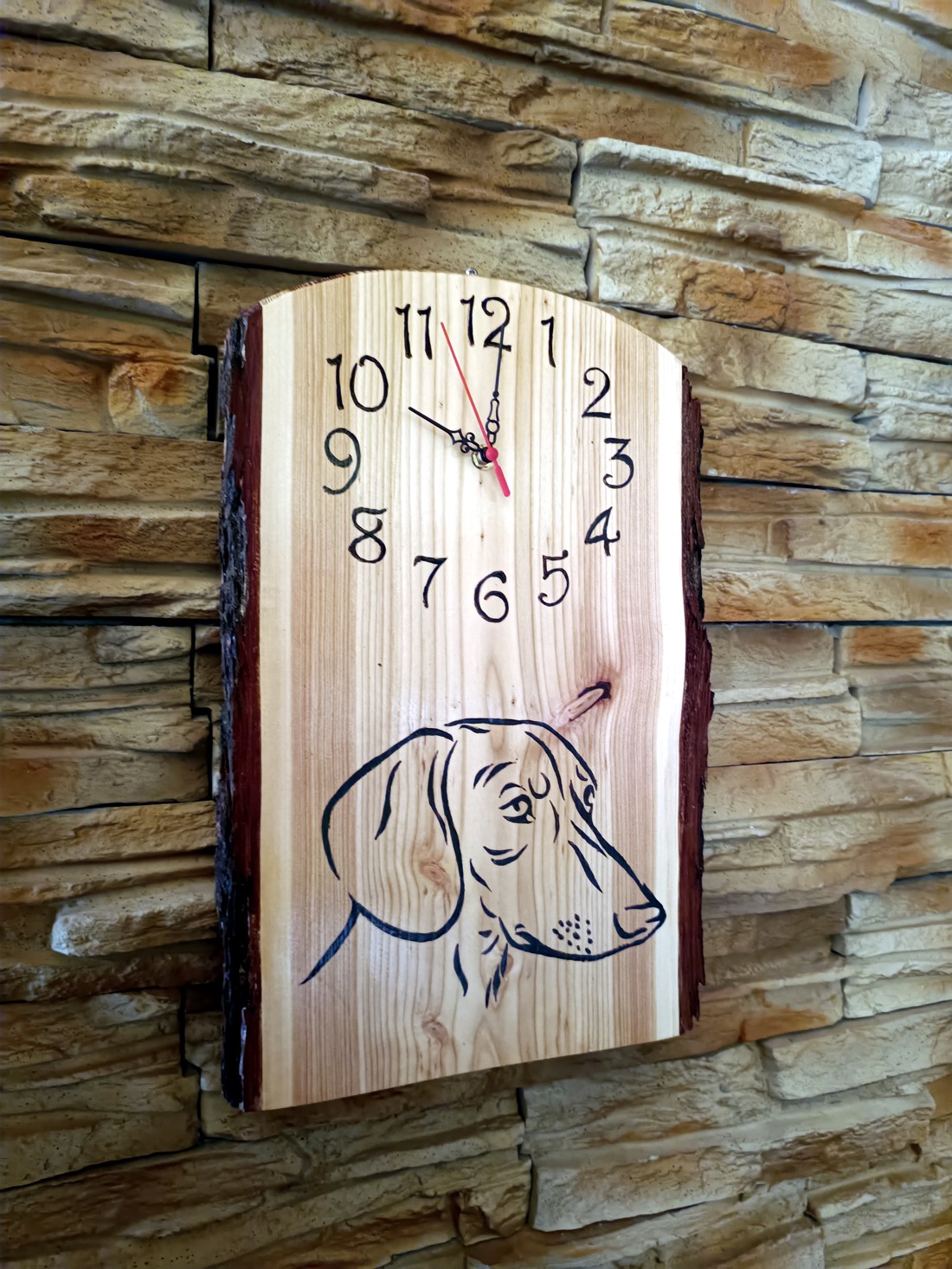 Ceas de perete mare din lemn cu câine dachshund - - Artynos.ro Ceas de perete mare din lemn cu câine dachshund - - Artynos.ro
