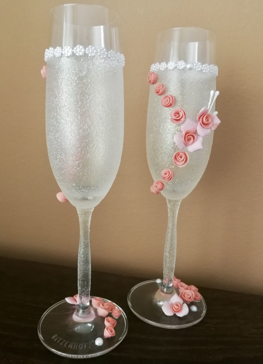 Pahare de șampanie de nuntă unice... decorate cu flori de lut! - - Artynos.ro Pahare de șampanie de nuntă unice... decorate cu flori de lut! - - Artynos.ro