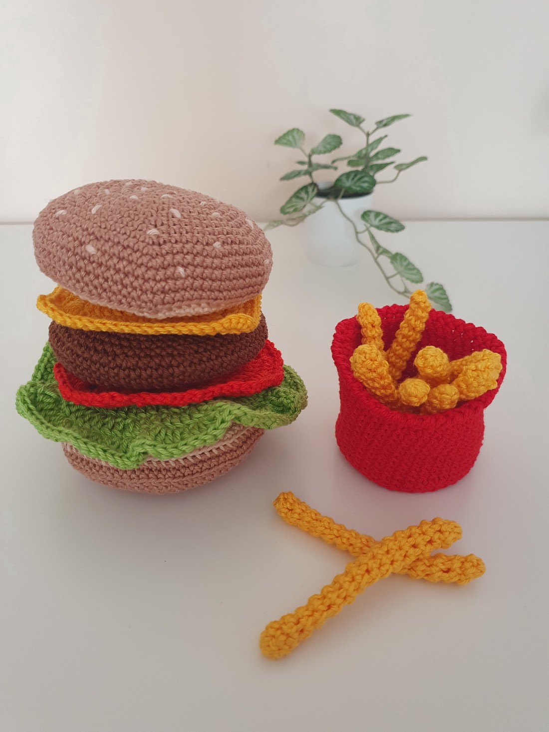 Hamburger croșetat cu cartofi prăjiți - jucării și echipamente pentru copii - plușuri - legume, fructe de pluș - Artynos.ro