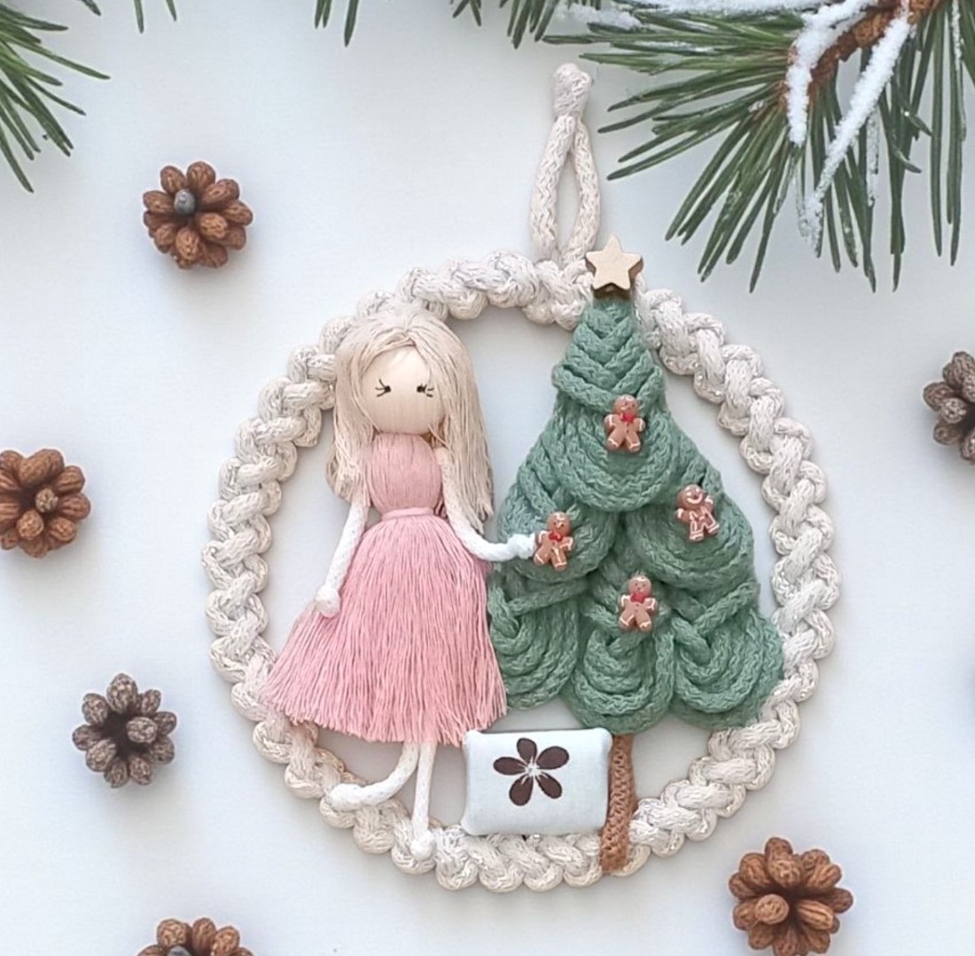 Decorațiune de perete macramé unică de Crăciun cu figurină de fată, pom de Crăciun și miere - crăciun - decorațiuni de crăciun de casă - Artynos.ro