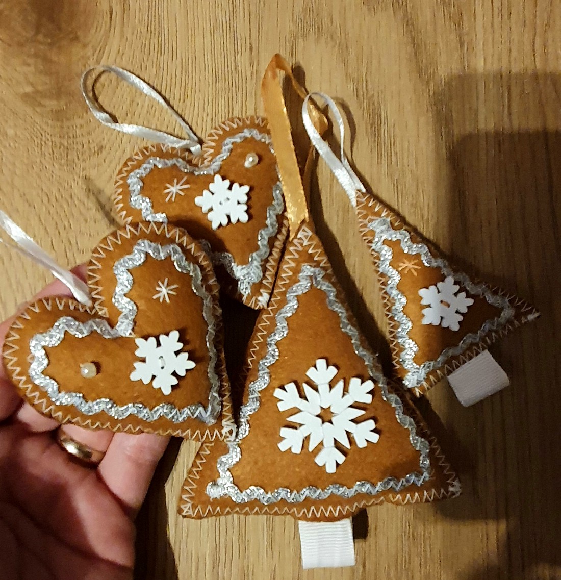 Gingerbread model simțit ornamente alb - argintiu - - Artynos.ro Gingerbread model simțit ornamente alb - argintiu - - Artynos.ro