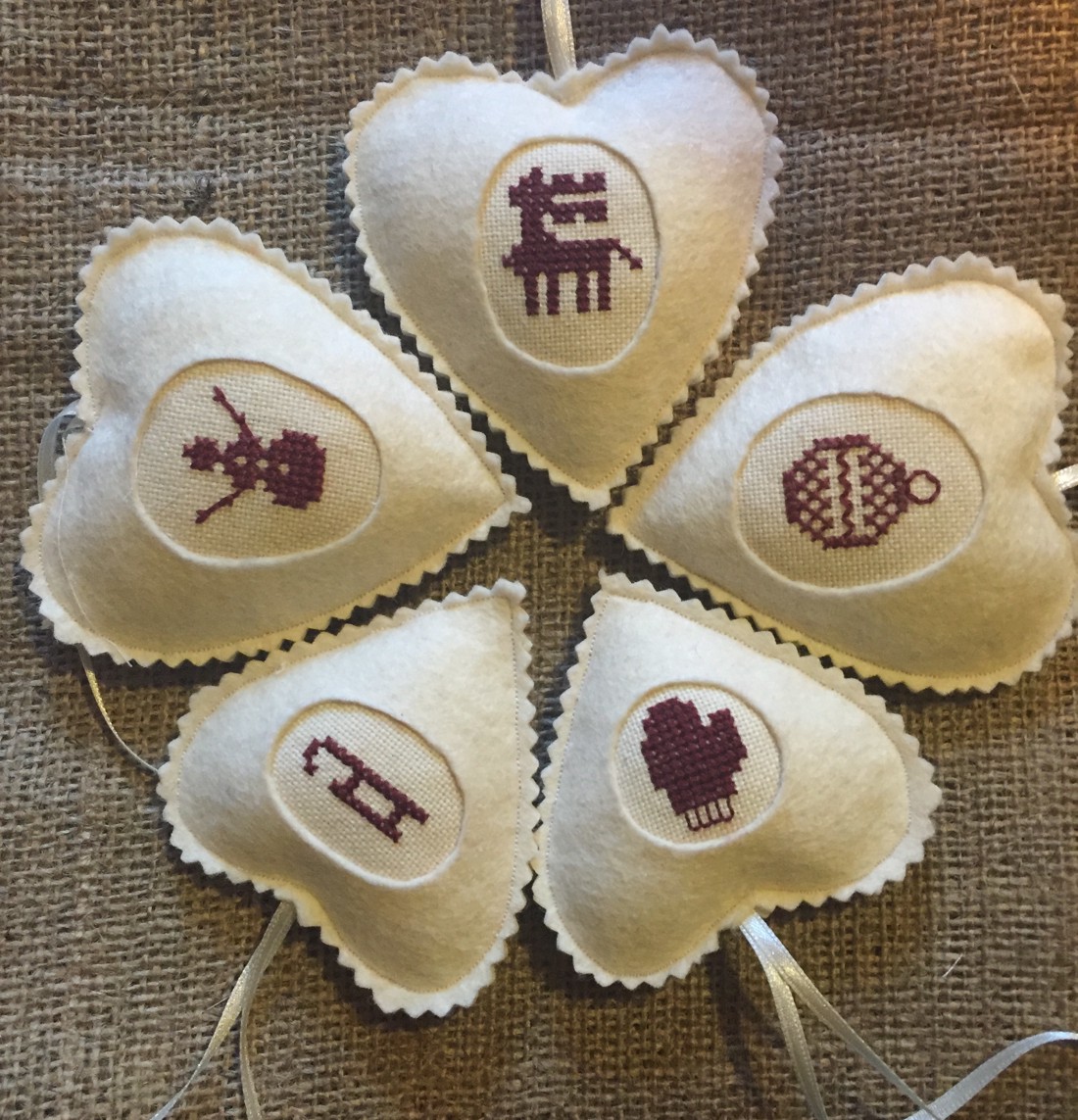 Inimi de Crăciun brodate cu broderie cu cusături încrucișate, 5 bucăți - - Artynos.ro Inimi de Crăciun brodate cu broderie cu cusături încrucișate, 5 bucăți - - Artynos.ro