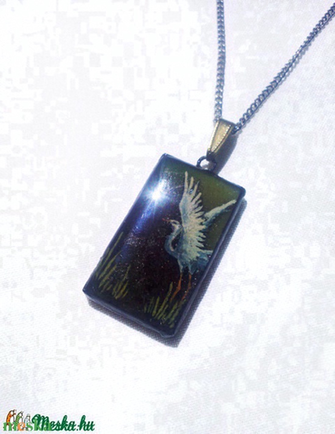 Heron alb pictat manual - pandantiv din sticlă tiffany în formă de pasăre - - Artynos.ro Heron alb pictat manual - pandantiv din sticlă tiffany în formă de pasăre - - Artynos.ro