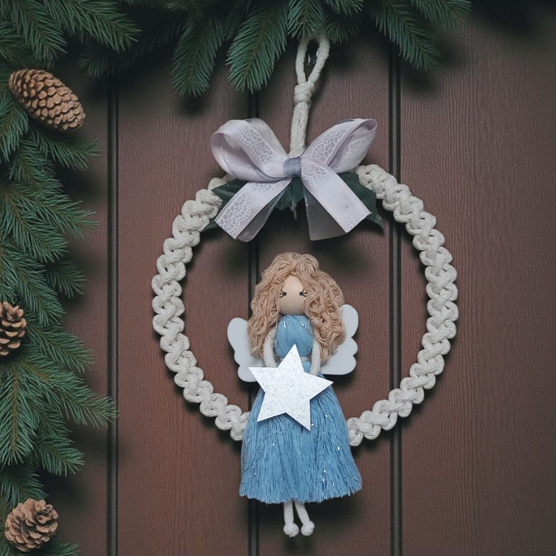 Makramé înger Crăciun decorare ușă - albastru și argint rochie cu stea și arc - crăciun - decorațiuni de crăciun de casă - decorațiuni pentru ușă de crăciun - Artynos.ro