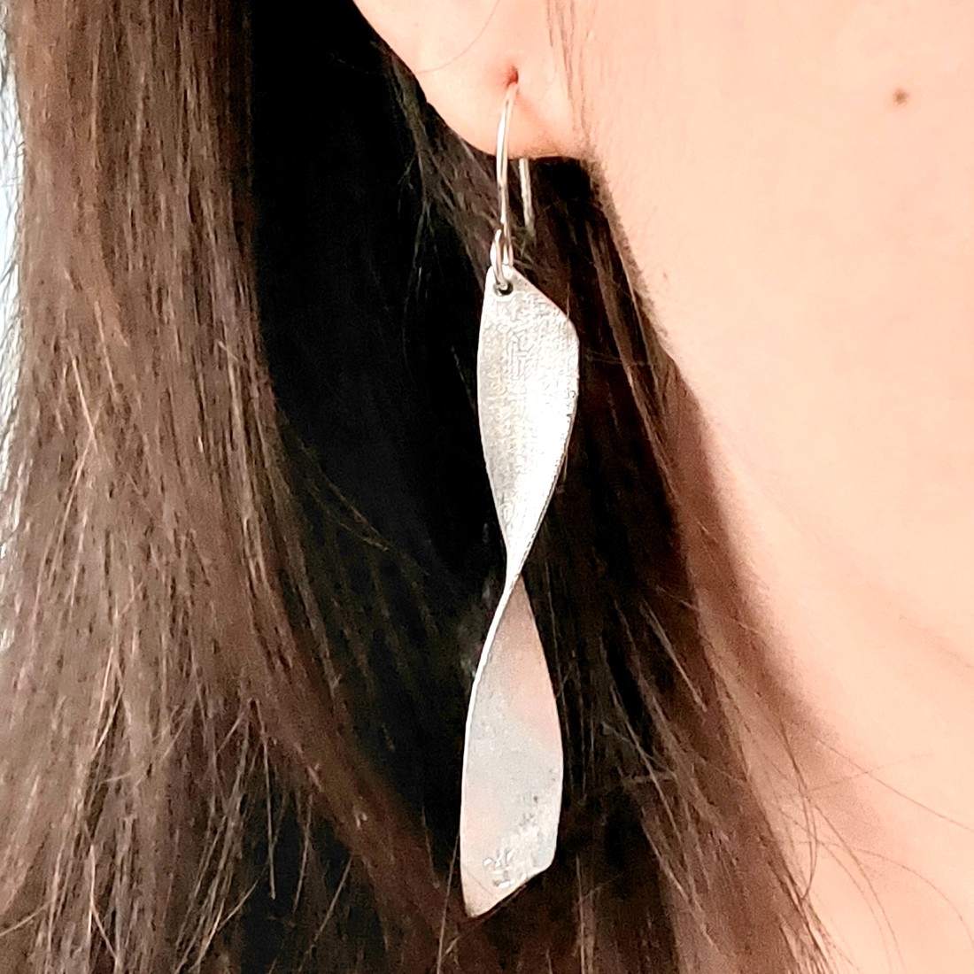 Cercei asimetrici din aluminiu - bijuterii - cercei lungi - Artynos.ro Cercei asimetrici din aluminiu - bijuterii - cercei lungi - Artynos.ro