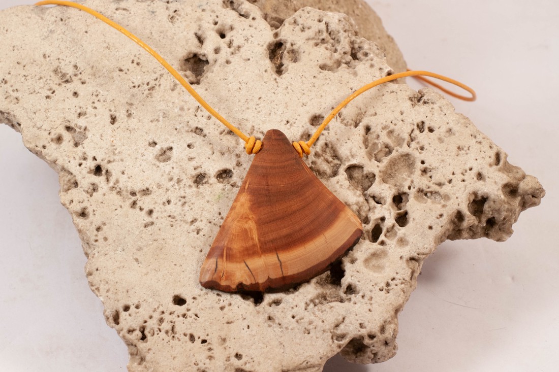 Colier din lemn, colier pandantiv - bijuterii - coliere - Artynos.ro