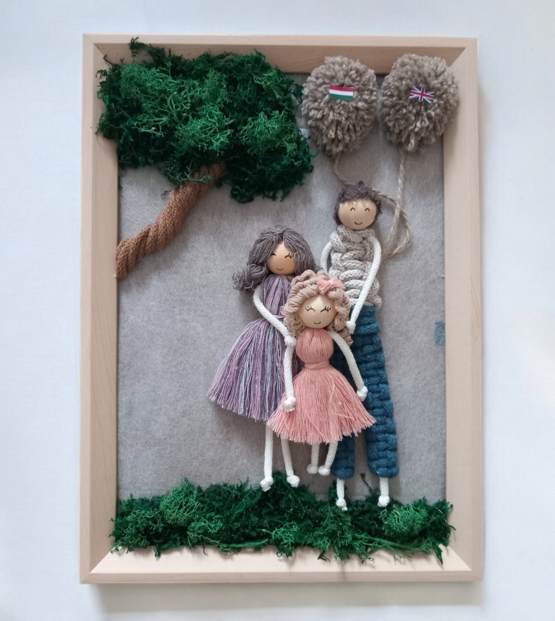 Imagine 3D personalizată a unei familii sub un copac cu baloane. - - Artynos.ro Imagine 3D personalizată a unei familii sub un copac cu baloane. - - Artynos.ro