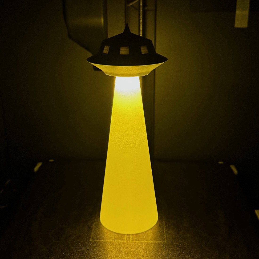 Lumină de noapte OZN - - Artynos.ro Lumină de noapte OZN - - Artynos.ro