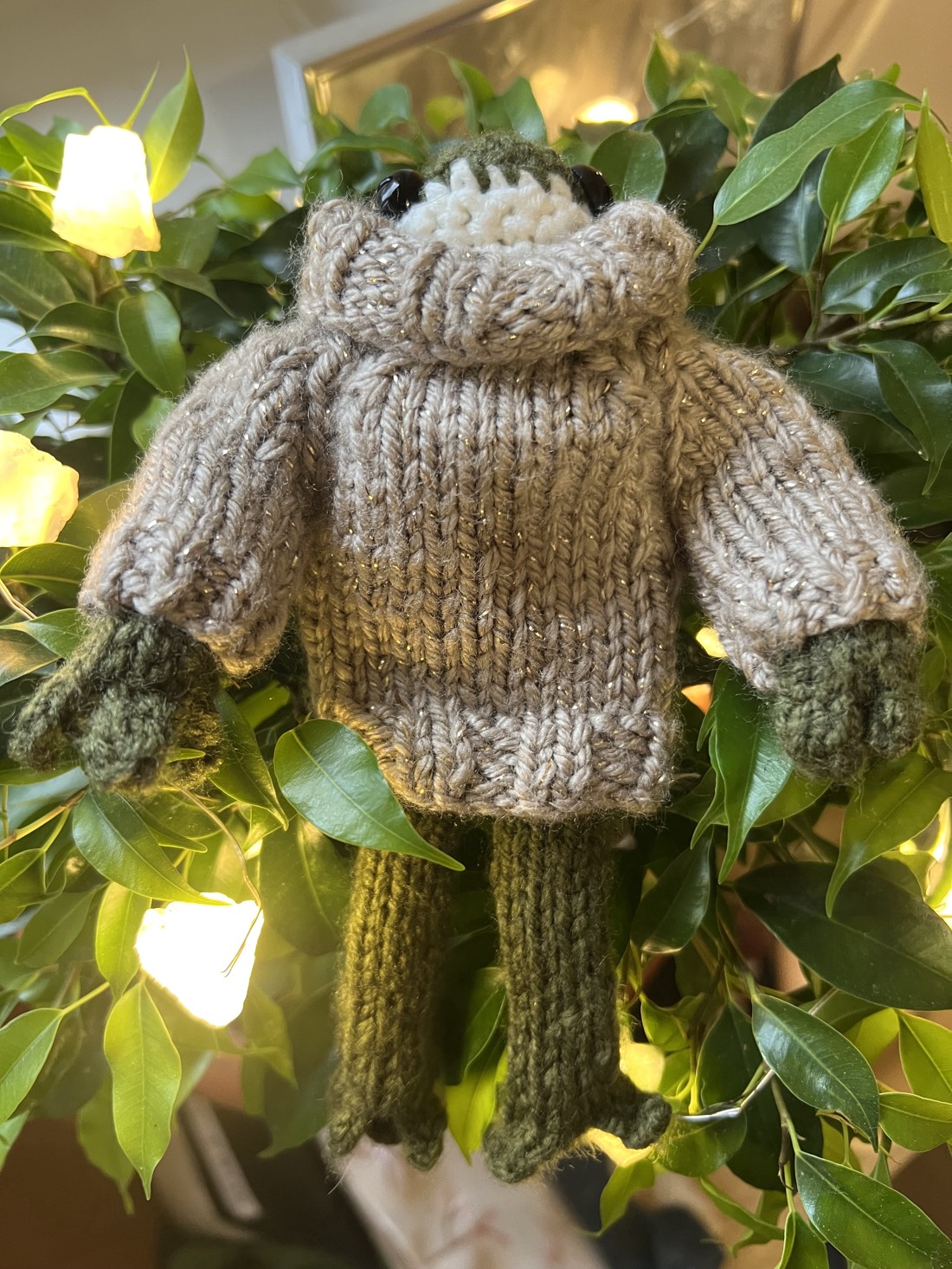 Fată broască tricotată manual în pulover strălucitor, 13 cm - jucării și echipamente pentru copii - plușuri - broască de pluș - Artynos.ro